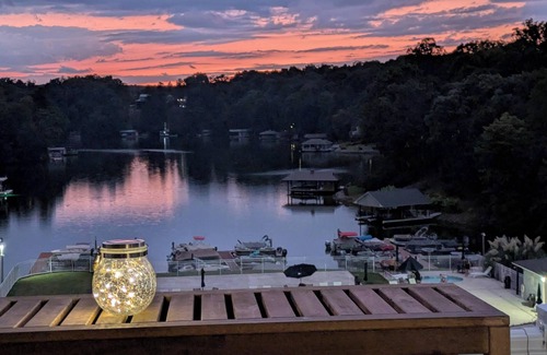 North Shore Condo | Lakefront Hideaway - Scenic Fall Stay with Complimentary Kayaks