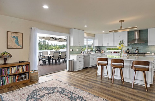 Lake Morton-Berrydale House | Lakefront Home with Hot Tub, Kayaks, Fire Pit, & Breakfast Included