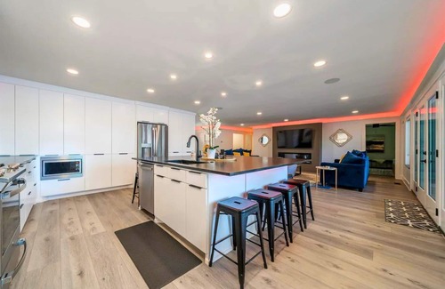 Lake Hamilton House | Lakefront Home with Pool, Game Room & Dock