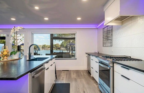 Lake Hamilton House | Lakefront Home with Pool, Game Room & Dock