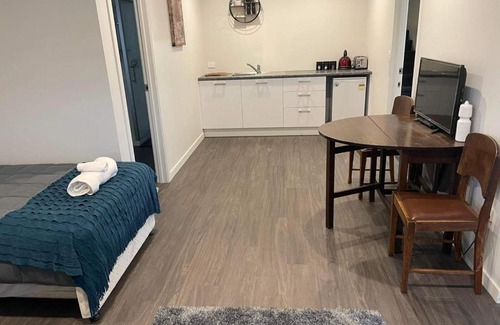 Cromwell Bed & Breakfast | Lakefront in Pisa