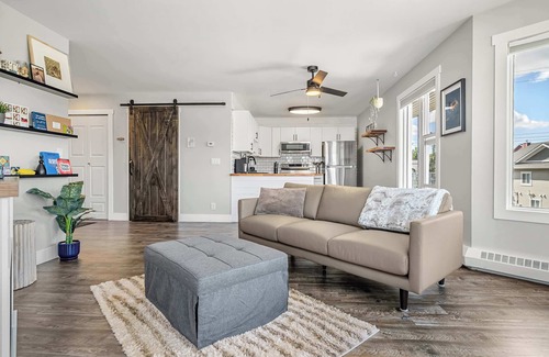 Sylvan Lake Apartment | Lakefront Lookout 1BR Condo on Lakeshore Drive!