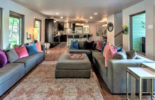 Mid America House | Lakefront Luxury: Private Water Front Vacation Rental with Views Near Hot Springs, AR