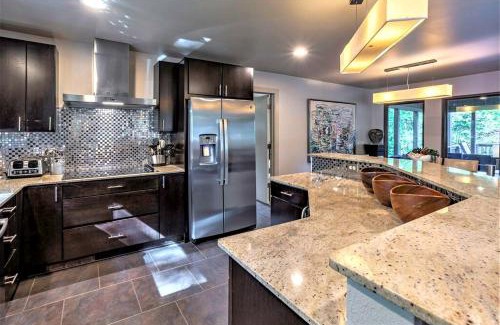 Mid America House | Lakefront Luxury: Private Water Front Vacation Rental with Views Near Hot Springs, AR