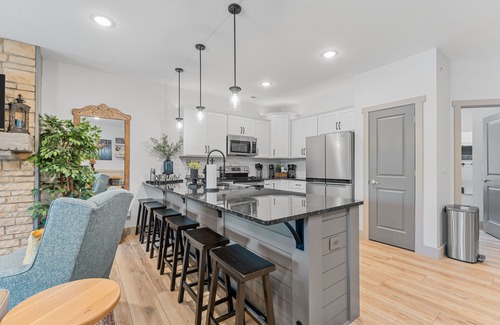 Branson Condo | Lakefront LuxurynNo Stairs/3 King Beds/nMinutes 2 Downtown/Family-Friendly