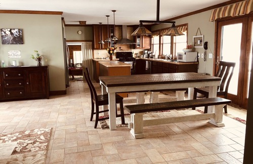 Chazy House | Lakefront Paradise w/beach,dock,kayaks,fun,peace