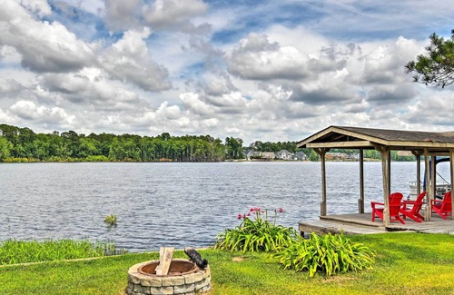 South View House | Lakefront Parkton Home: Pool & Fishing Dock!
