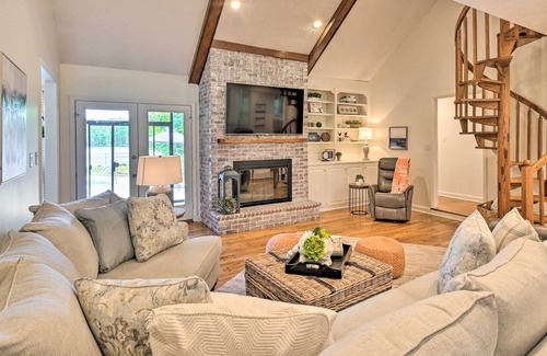 South View House | Lakefront Parkton Home: Pool & Fishing Dock!