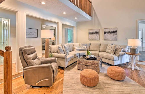 South View House | Lakefront Parkton Home: Pool & Fishing Dock!