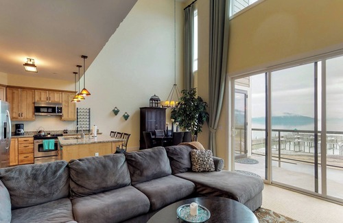 Sandpoint Condo | Lakefront penthouse w/views of the lake & shared dock/pool/hot tub