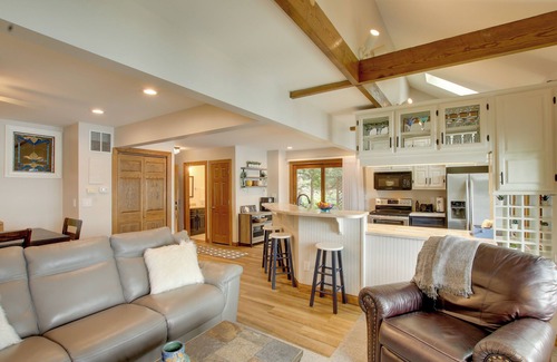 Plymouth Cottage | Lakefront Plymouth Cottage w/Private Hot Tub