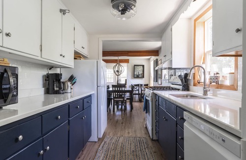 Lake Shangrila House | Lakefront Retreat Sleeps 12 – Hot Tub, Boat, Kayaks, Pet Friendly, Wilmot Ski