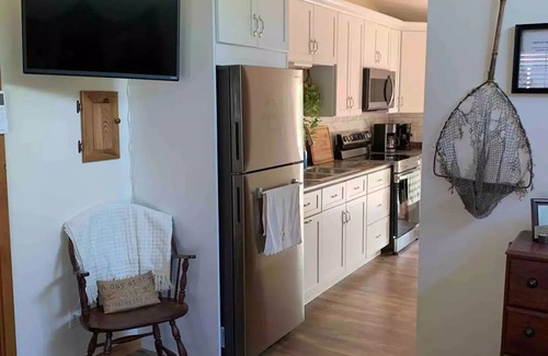 Mayfield Apartment | Lakefront retreat