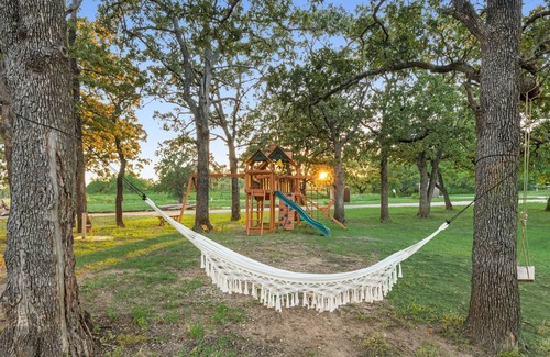 Madill RV Rental | Lakefront RV spot- Peaceful & breathtaking views, ideal for relax and recharge!