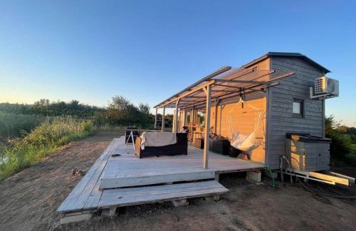 Konskie Ski Chalet | Lakefront Tiny House with WiFi, AC, Heating, all-year accessible