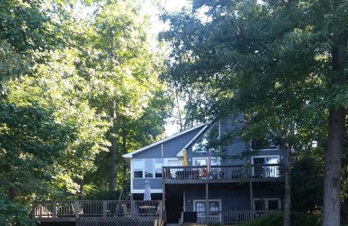 Eatonton Apartment | Lakefront Walkout with Hot Tub