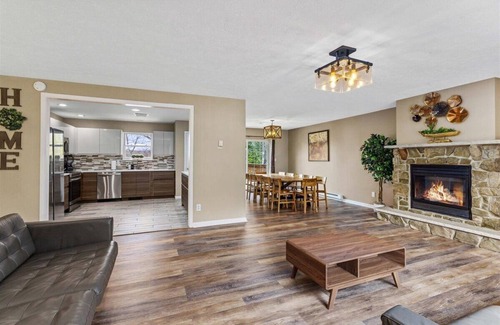 Pocono Summit House | LAKEFRONT with Hot Tub by Kalahari, Camelback & Casino!