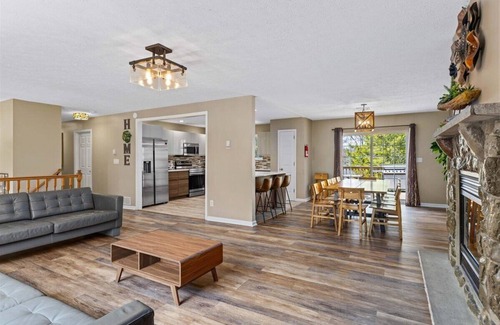 Pocono Summit House | LAKEFRONT with Hot Tub by Kalahari, Camelback & Casino!