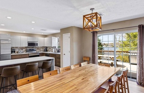 Pocono Summit House | LAKEFRONT with Hot Tub by Kalahari, Camelback & Casino!