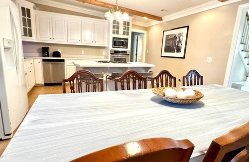 Jackson Cottage | Lakehouse Retreat 4-bedroom cottage with WiFi and AC in fabulous Jackson