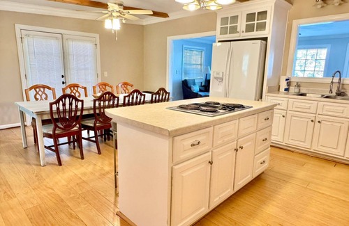 Jackson Cottage | Lakehouse Retreat 4-bedroom cottage with WiFi and AC in fabulous Jackson