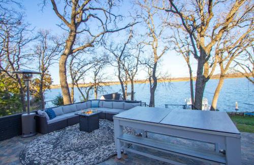 Alvarado House | Lakehouse Retreat with Hot Tub