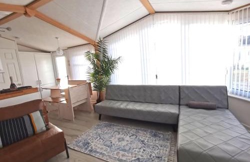 Overstone House | Lakes and woodlands hiking Overstone Holiday Park