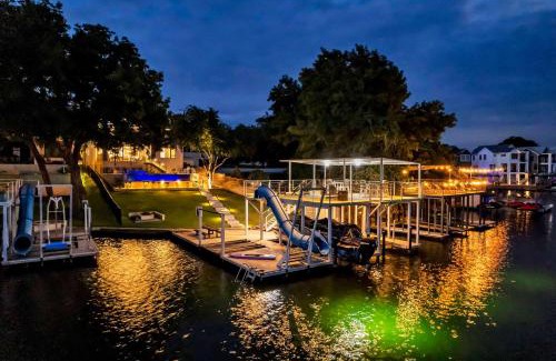 Kingsland House | Lakeshore Retreat with Concierge Services