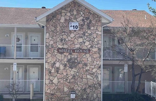 Lake Ozark Condo | Lakeside Stay for Two by Wet Feet Retreats