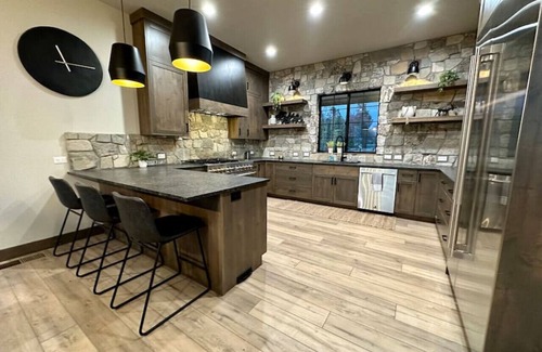 Donnelly Cabin | Lakeside 7 Bedroom Cabin w/Private Boat Dock