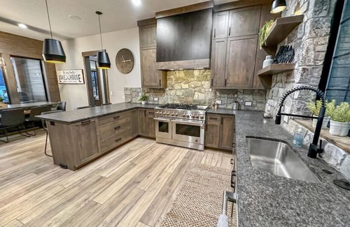 Donnelly Cabin | Lakeside 7 Bedroom Cabin w/Private Boat Dock