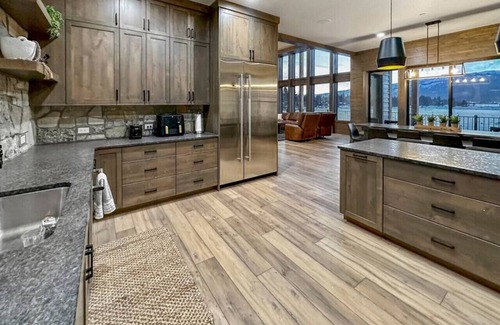 Donnelly Cabin | Lakeside 7 Bedroom Cabin w/Private Boat Dock