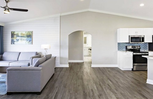 Hollister Condo | Lakeside Bliss: Your Ozark Mountain Retreatn