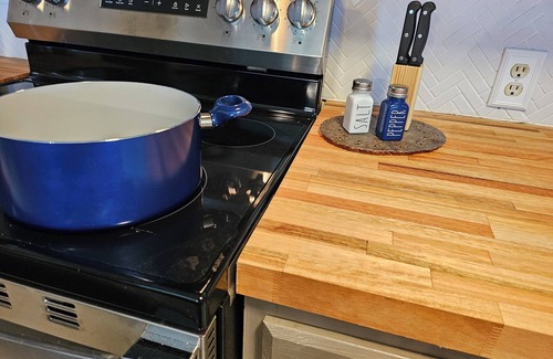 Tia Juana Cottage | Lakeside, Boat Dock and Hot Tub with this small quaint cottage.