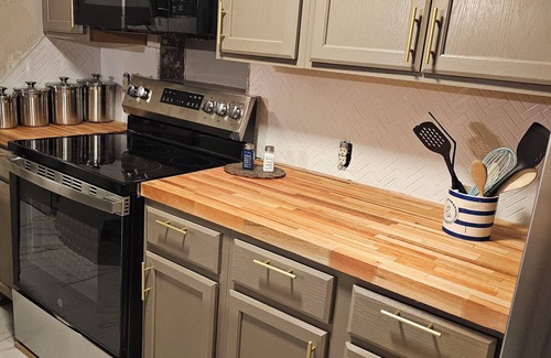 Tia Juana Cottage | Lakeside, Boat Dock and Hot Tub with this small quaint cottage.