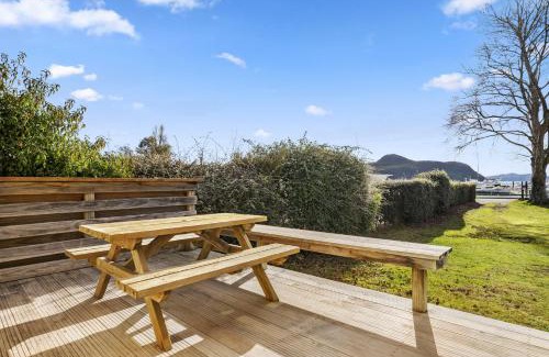 Motuoapa House | Lakeside Escape - Motuoapa Holiday Home