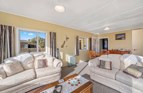 Motuoapa House | Lakeside Escape - Motuoapa Holiday Home