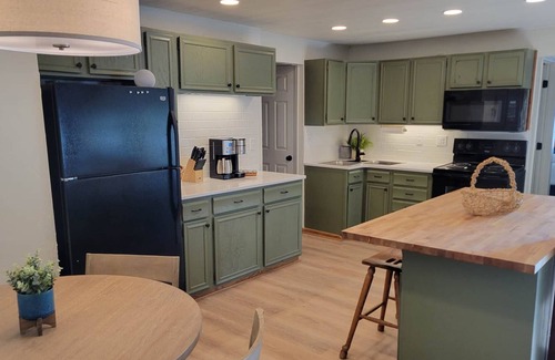 Wautoma House | Lakeside Escape Year round HOT TUB & Pontoon Rental
