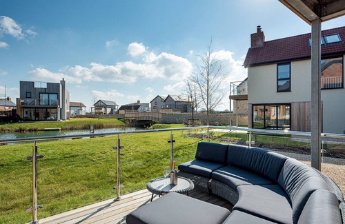 Holworth House | Lakeside, family friendly property (OI23)