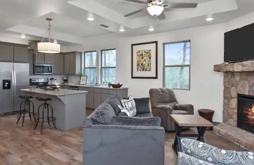 Lindale Condo | Lakeside Getaway #4 near Canton Trade Days