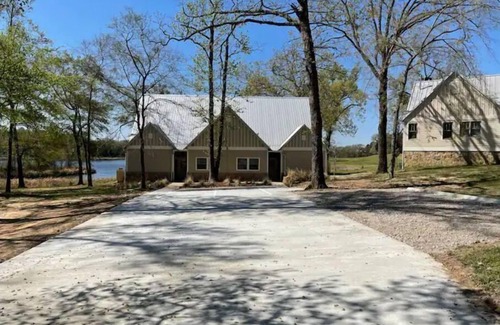 Lindale Condo | Lakeside Getaway #4 near Canton Trade Days