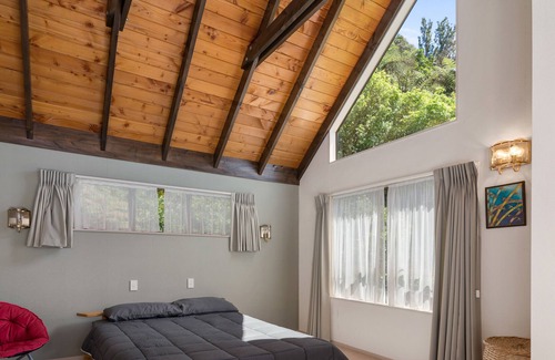 Lake Okataina Cottage | Lakeside Hideaway - Lake Rotoiti Holiday Home