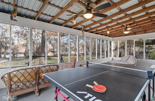 Uncertain House | Lakeside Landing, Waterfront, With Kayaks & Canoes