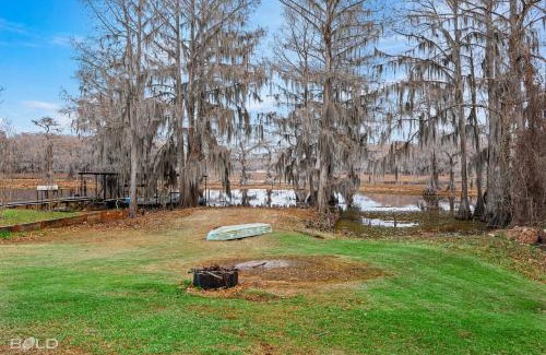 Uncertain House | Lakeside Landing, Waterfront, With Kayaks & Canoes