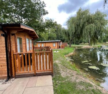 North Wheatley Cabin | Lakeside Lodge 2, With Log burning Hot tub