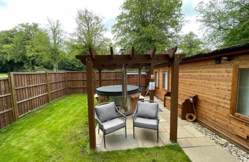 North Wheatley Cabin | Lakeside Lodge 2, With Log burning Hot tub