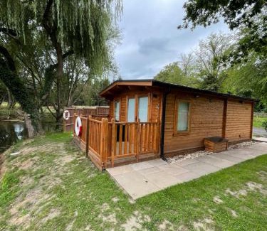 North Wheatley Cabin | Lakeside Lodge 2, With Log burning Hot tub