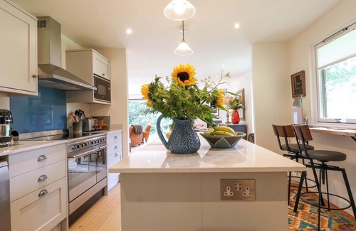 Stonegate Cottage | LAKESIDE LODGE, family friendly, with a garden in Burwash