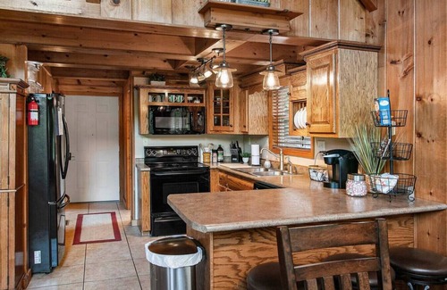 Flat Hollow Marina Cabin | Lakeside Lodge – Private Dock, Hot Tub, Fire Pit & 8 Kayaks