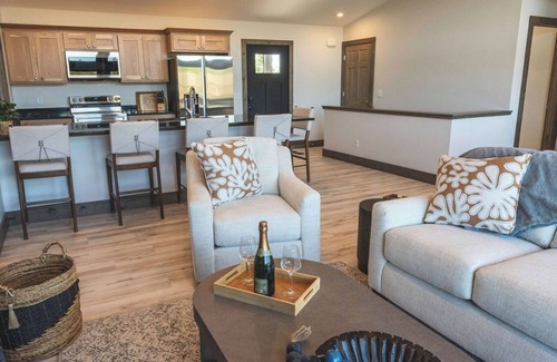 New Lisbon House | Lakeside Luxe Haven | NEW Modern Wisconsin Beach Retreat near Castle Rock Lake